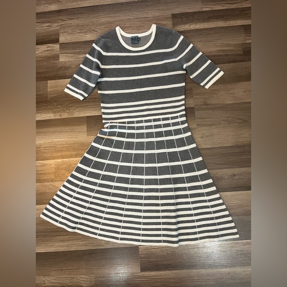 Gabby Skye Fit And Flare Sweater Retro Style Swing Dress SZ Med - Picture 3 of 8